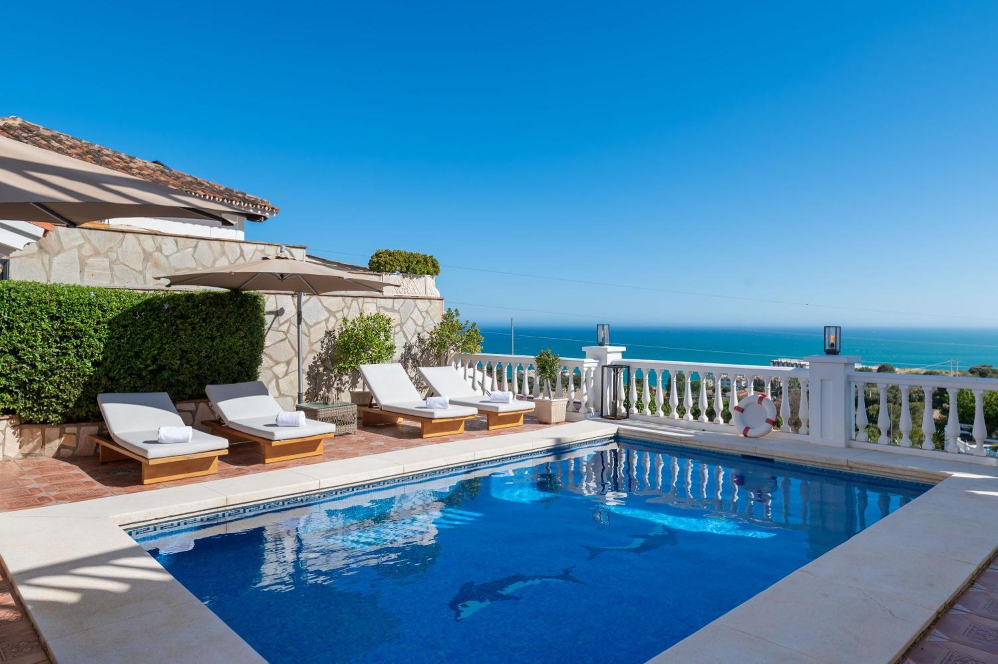 With Sea Views & Heated Pool Holiday home *