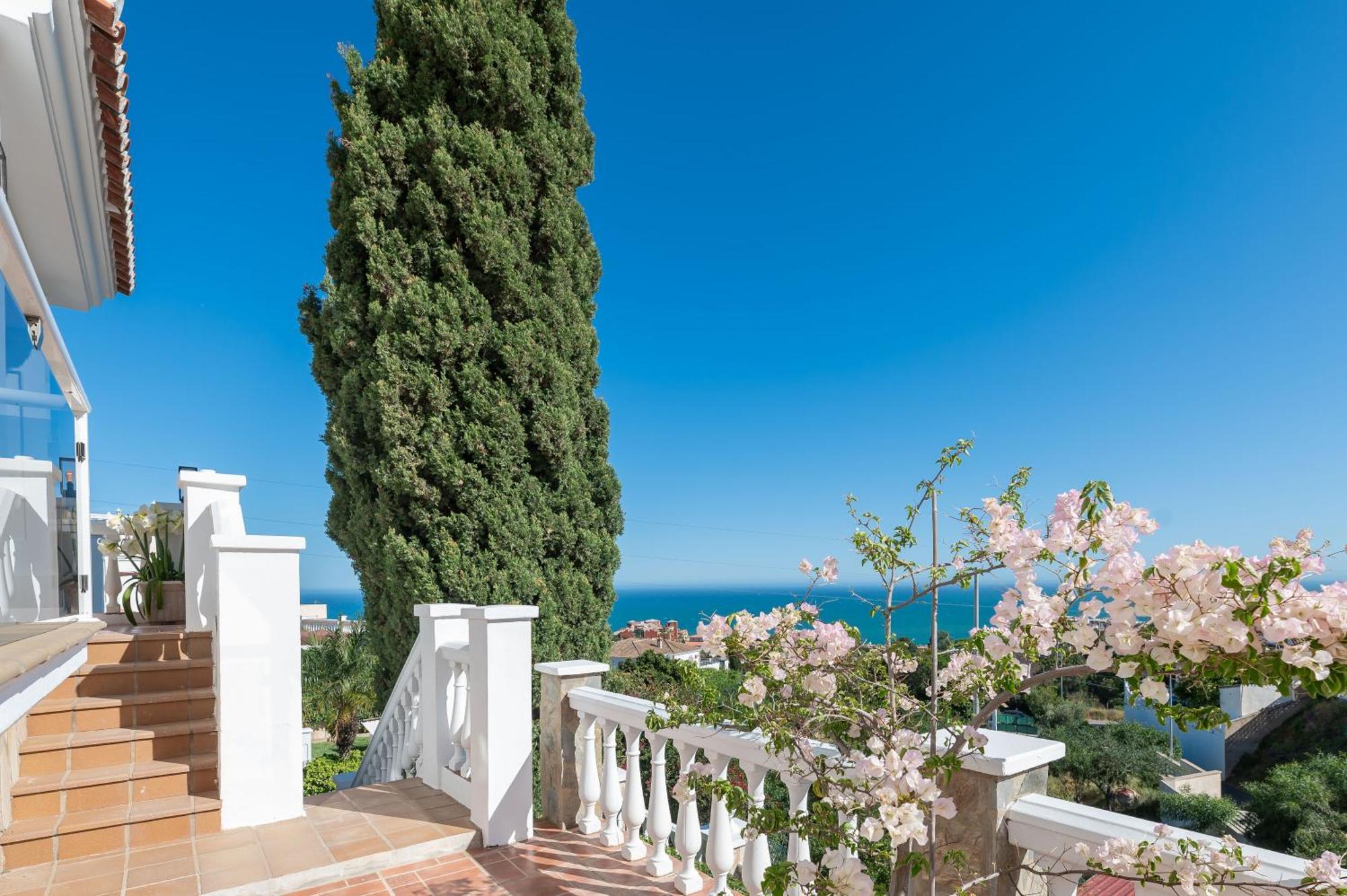 Holiday home With Sea Views & Heated Pool