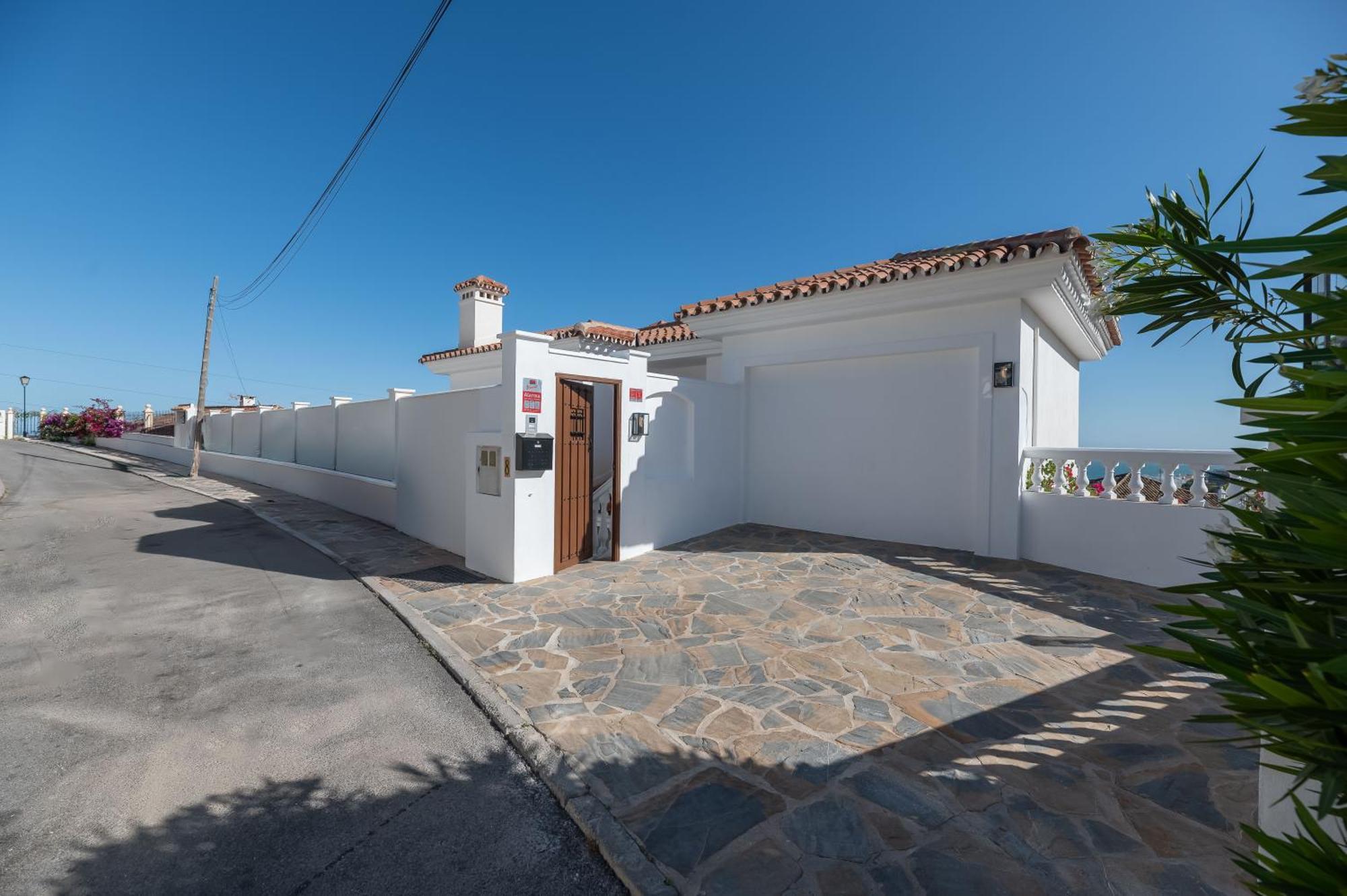 With Sea Views & Heated Pool Holiday home