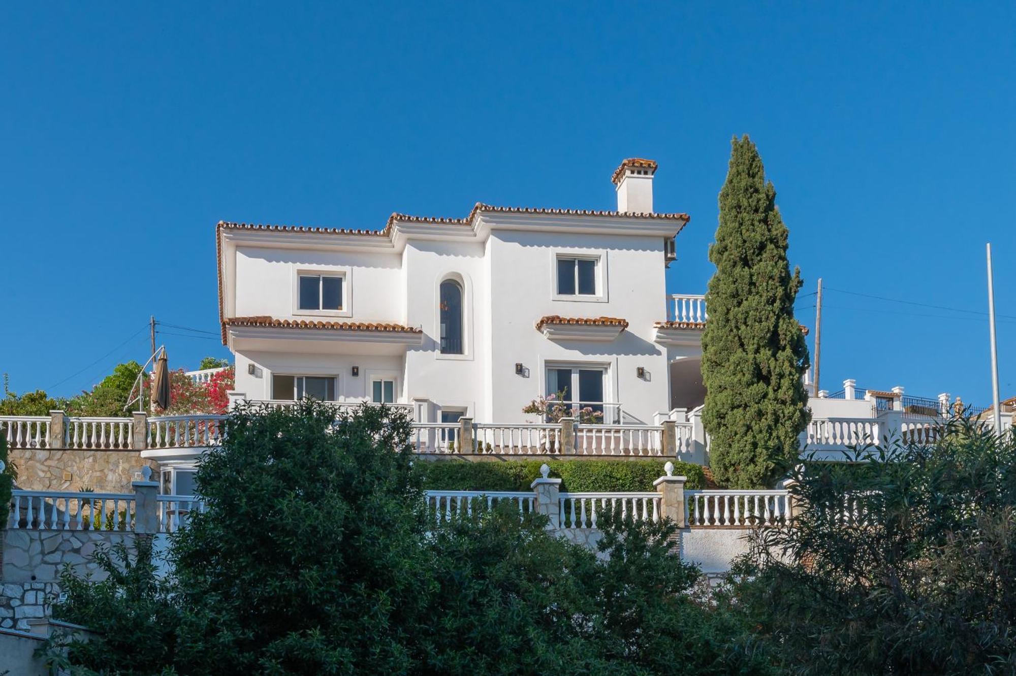 With Sea Views & Heated Pool Benalmadena