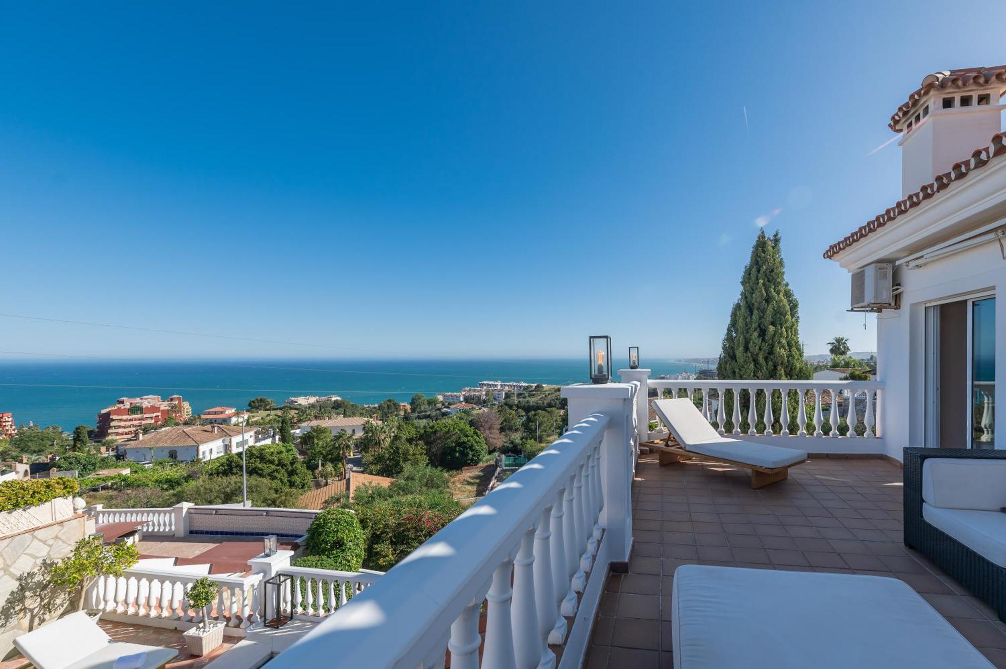 Holiday home With Sea Views & Heated Pool