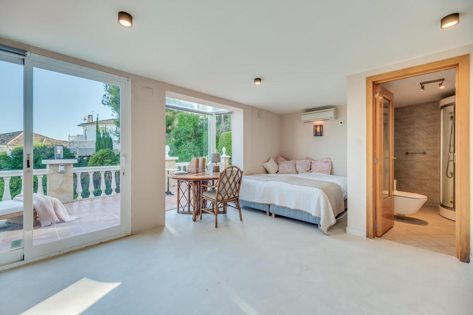 With Sea Views & Heated Pool Holiday home *