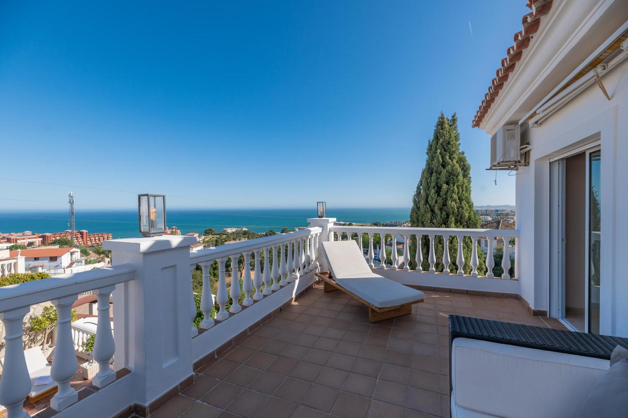 Holiday home With Sea Views & Heated Pool